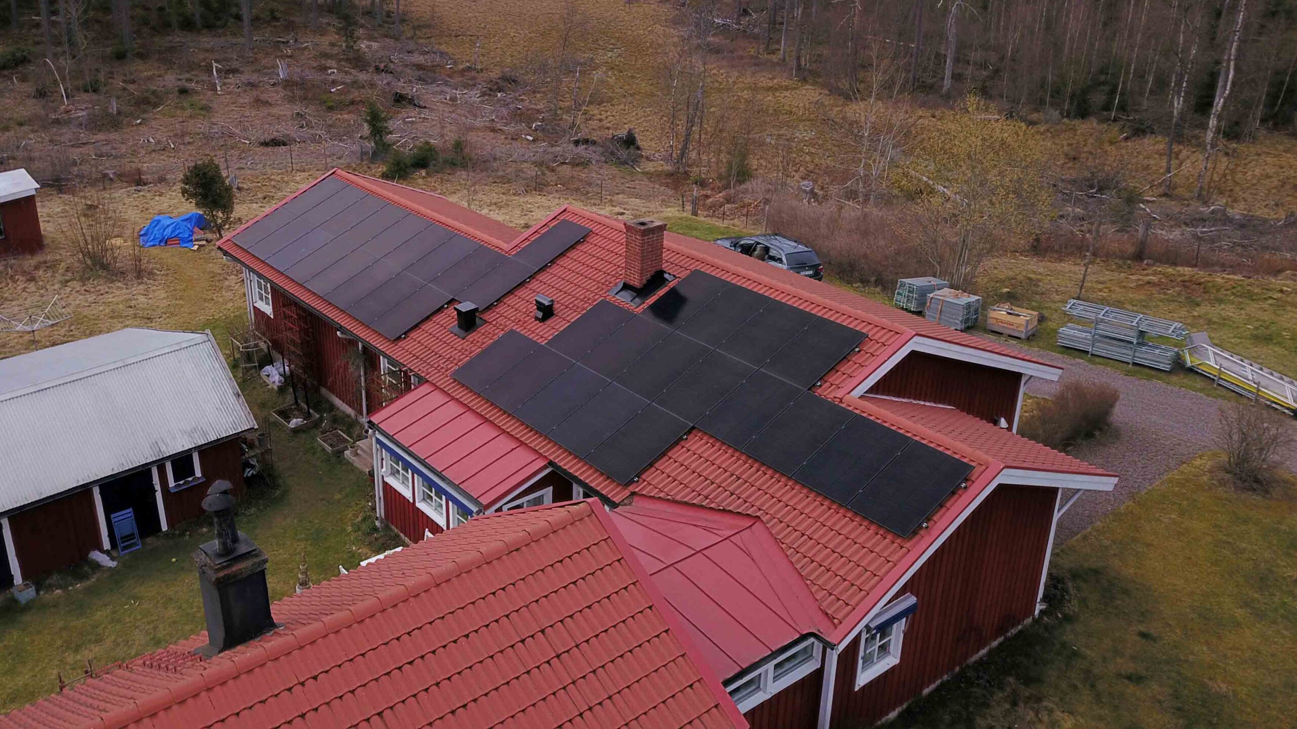 Decasol installerar solpaneler på Månstorp 28 i Jönköping