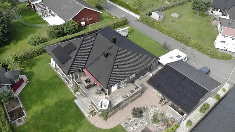 Solceller på svart tak